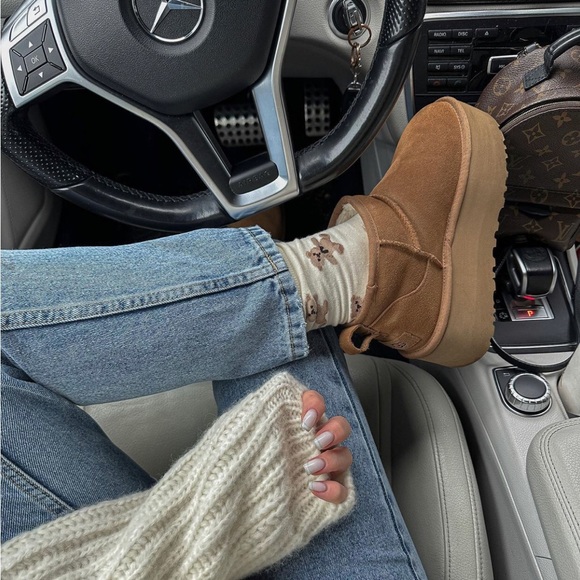 UGG Women's Classic Ultra Mini Platform - Picture 10 of 15